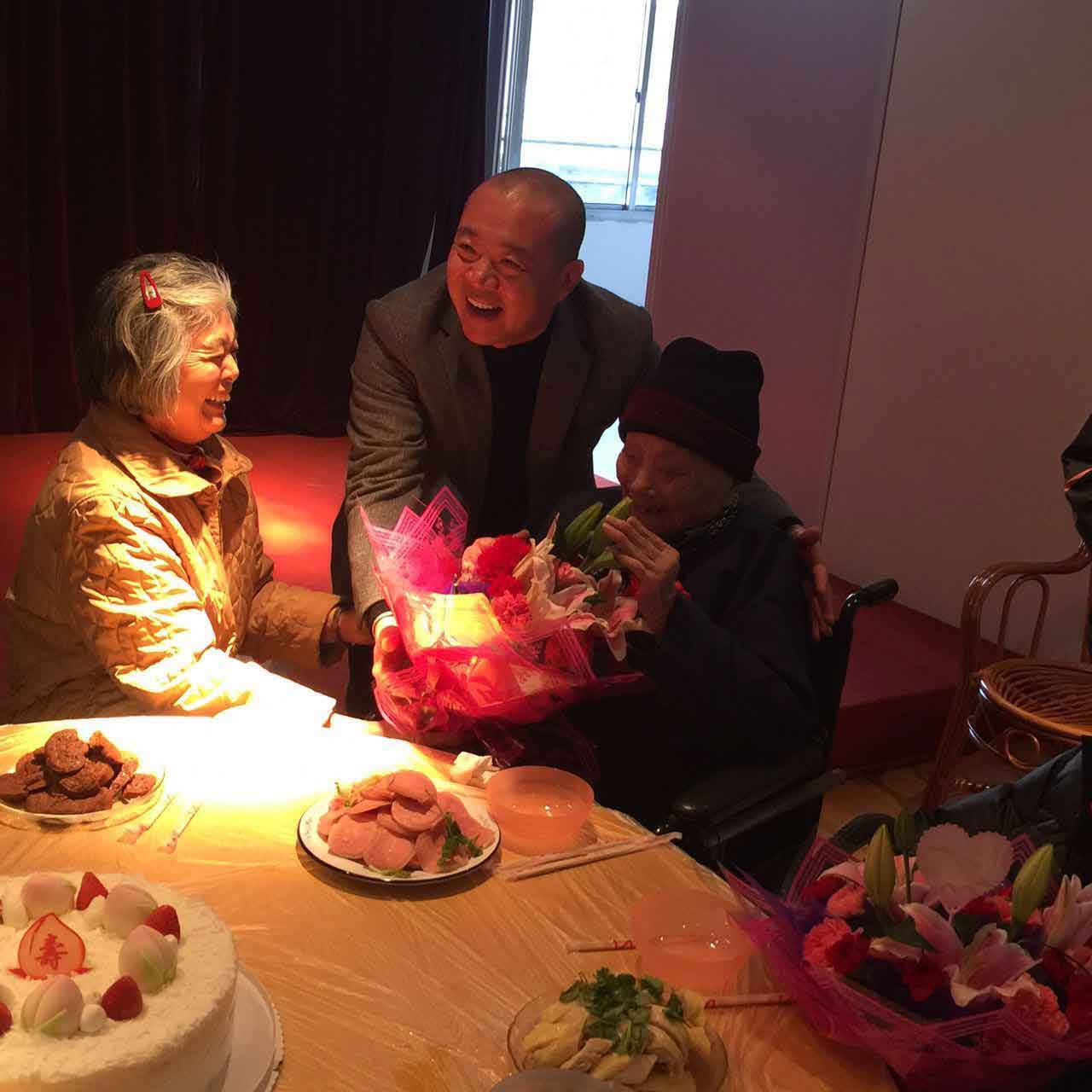 高镜镇养老院为百岁老人过生日