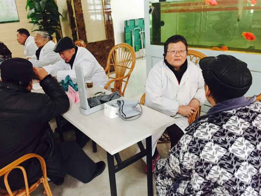 宝山区离退休干部第二休养所为高境镇老人义诊
