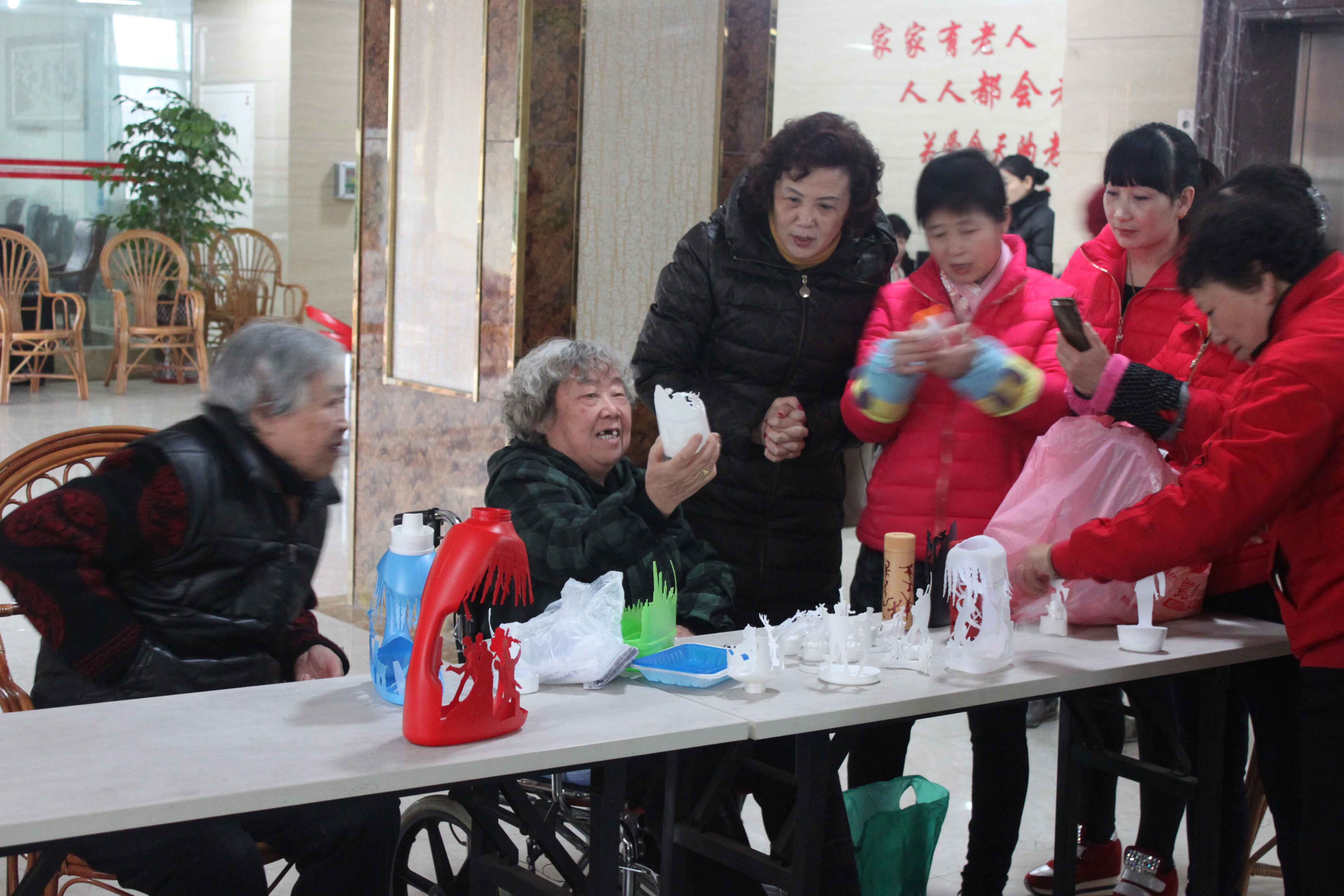 剪书达人苏娟梅为老人表演剪功艺术