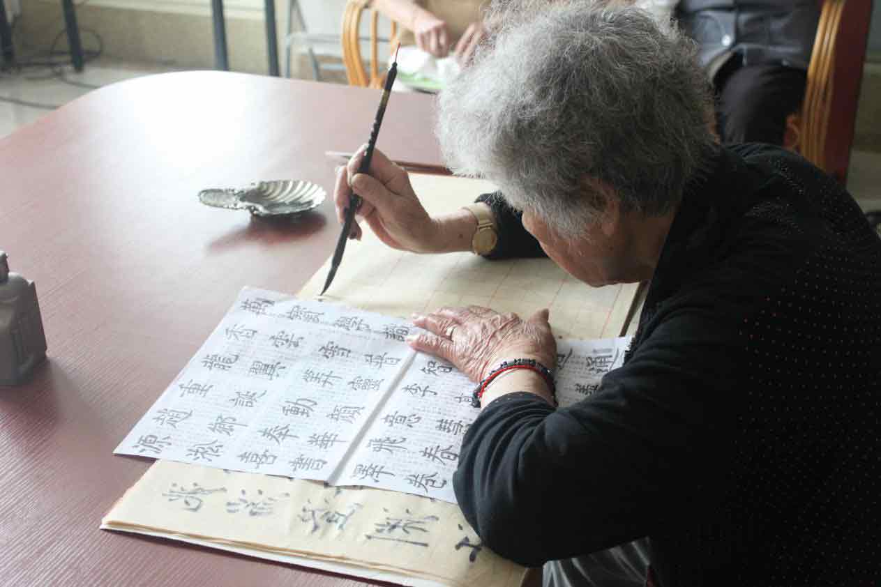 高境镇养老院示范开展文艺兴趣小组