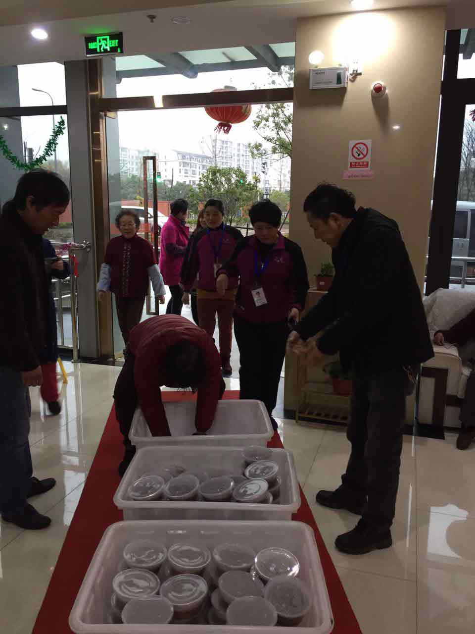 爱心腊八粥  温暖老人心