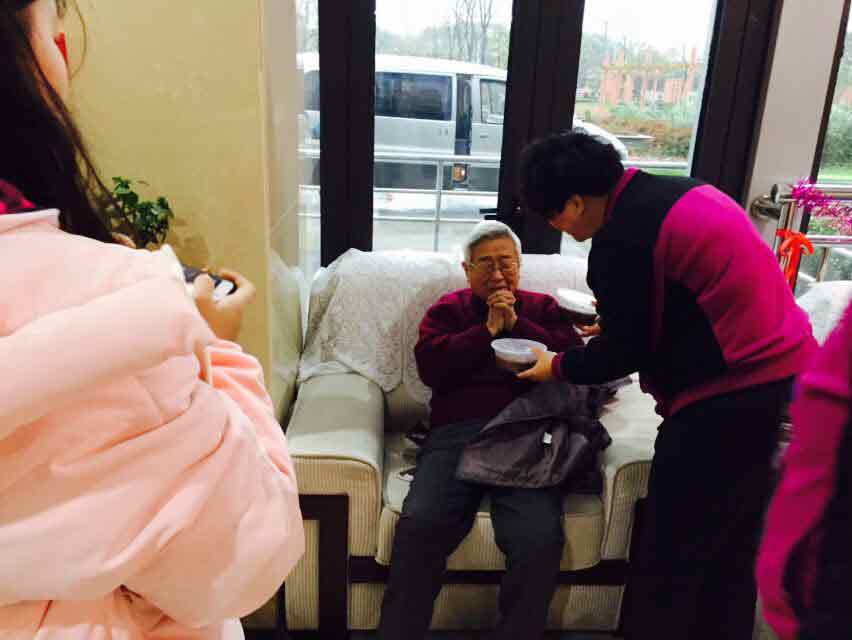 爱心腊八粥  温暖老人心